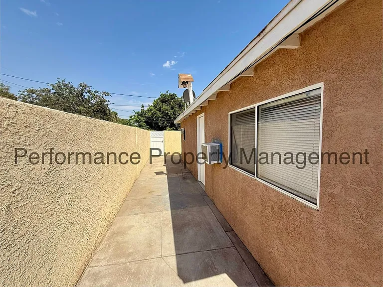 Woodrow Ave 720 — Photo 20