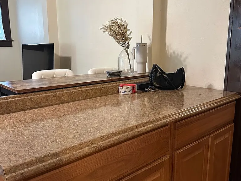 Beautiful downtown quad. 1 and 2 bed units available now. Pets allowed. — Photo 14