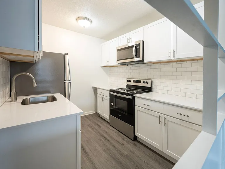 Creswood Apartments- Come home to Convenience! — Photo 21