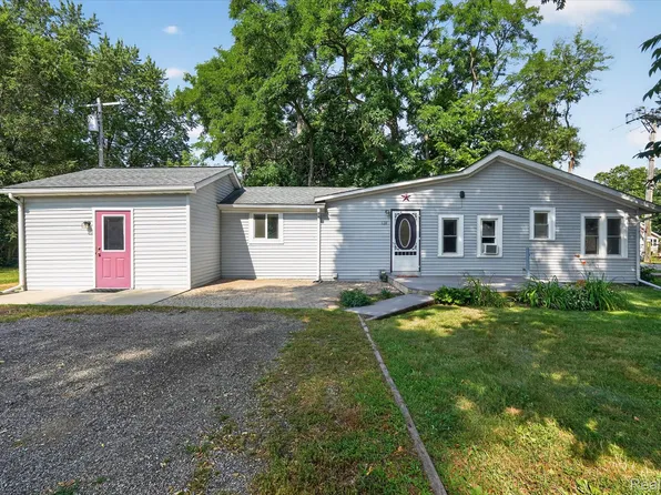 128 Front Dr, Whitmore Lake, MI 48189