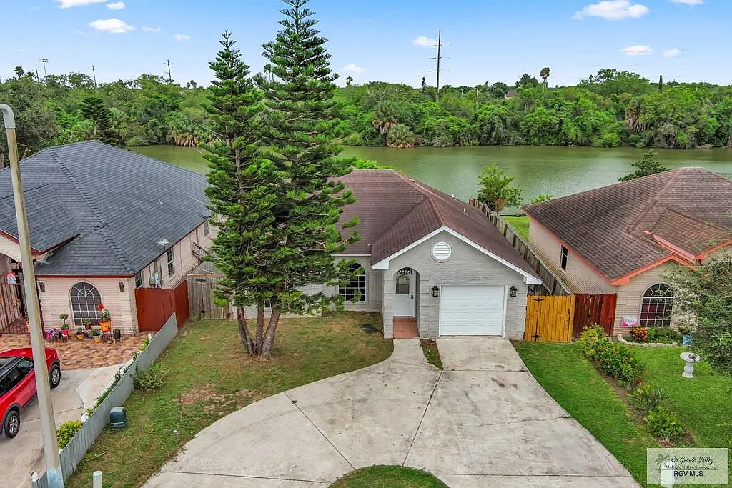 3 bed, 2.0 bath, 1272 sqft, $1,800 — Photo 2
