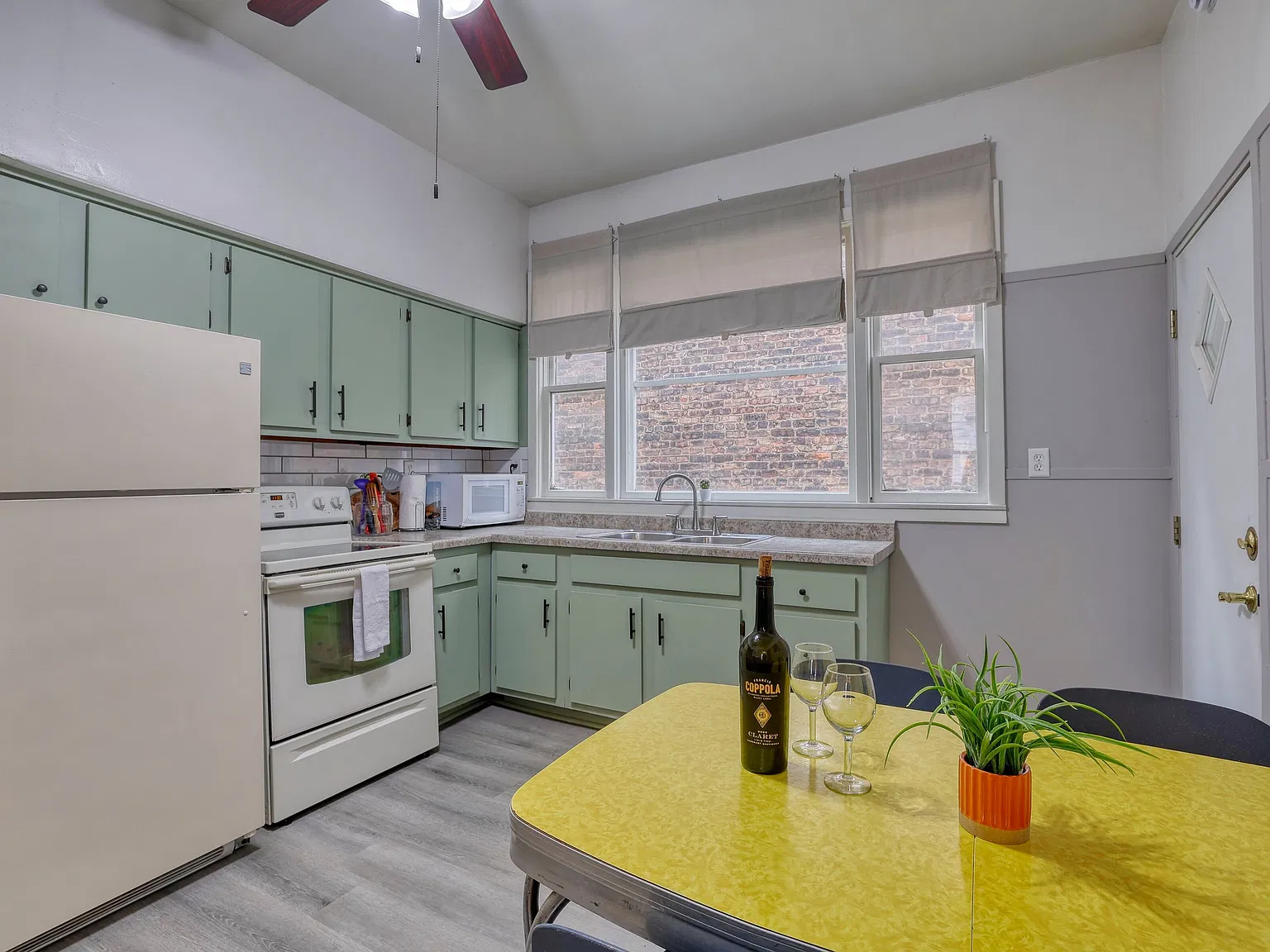 3 bed, 1100 sqft, $4,000 — Photo 3