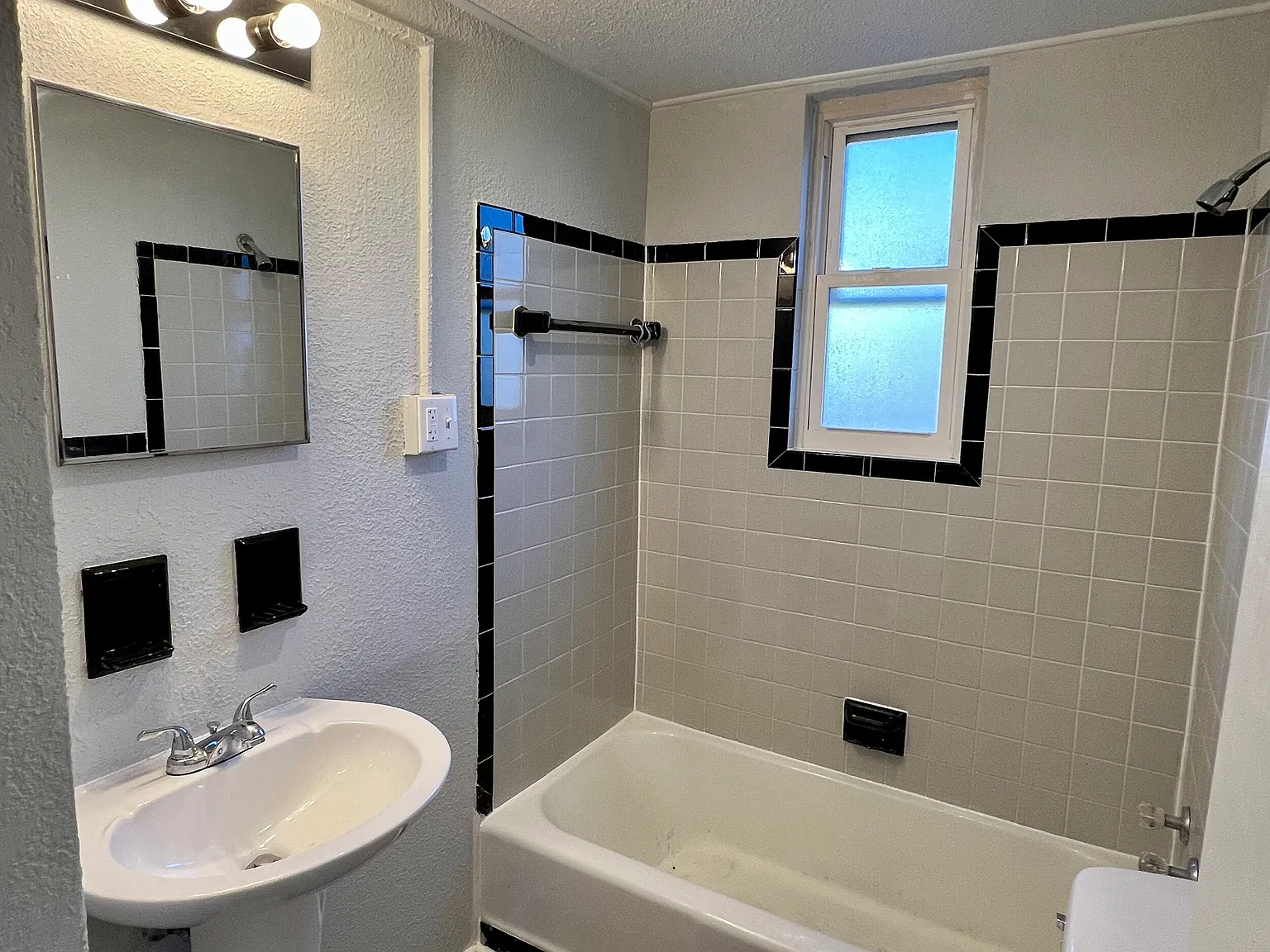 2 bed, 850 sqft, $995 — Photo 4