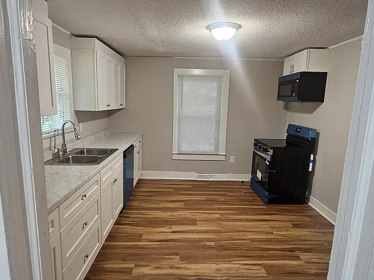 1040 East Dr — Photo 21