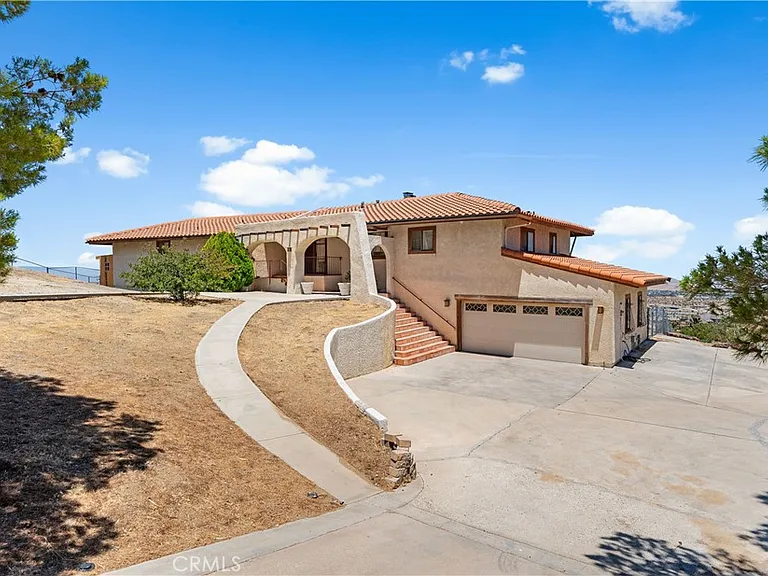 1055 Lakeview Dr — Photo 2