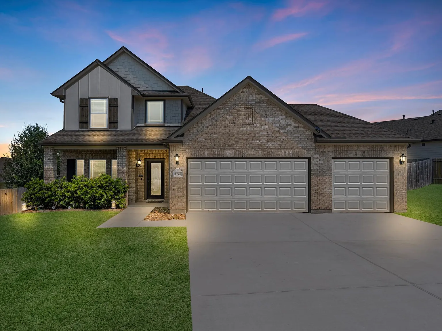 4 bed, 2.5 bath, 2330 sqft, $2,500 — Photo 1