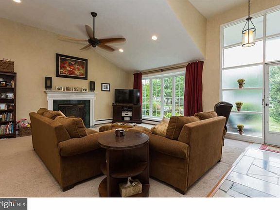 4th image of 1749 Marilyn Dr