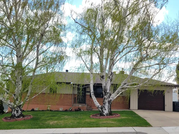 703 Sweetbriar Rd NW, Mandan, ND 58554