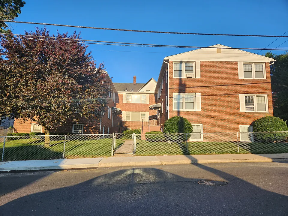 3 Woodlawn Ter #1B
