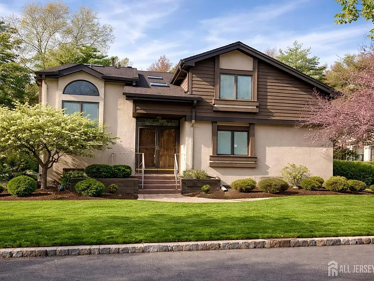 537 Sayre Dr — Photo 1