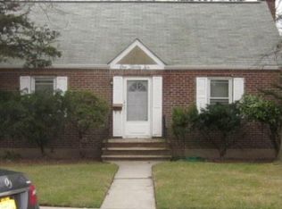 136 Roxbury Rd, Franklin Square, NY 11010