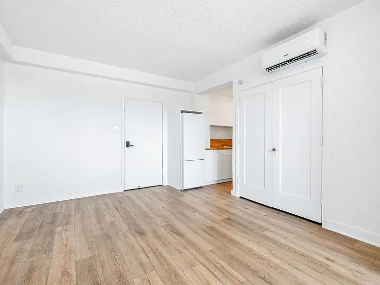 St. Regis Apartments — Photo 18