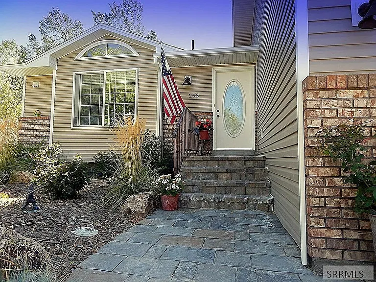 253 Colonial Way — Photo 2