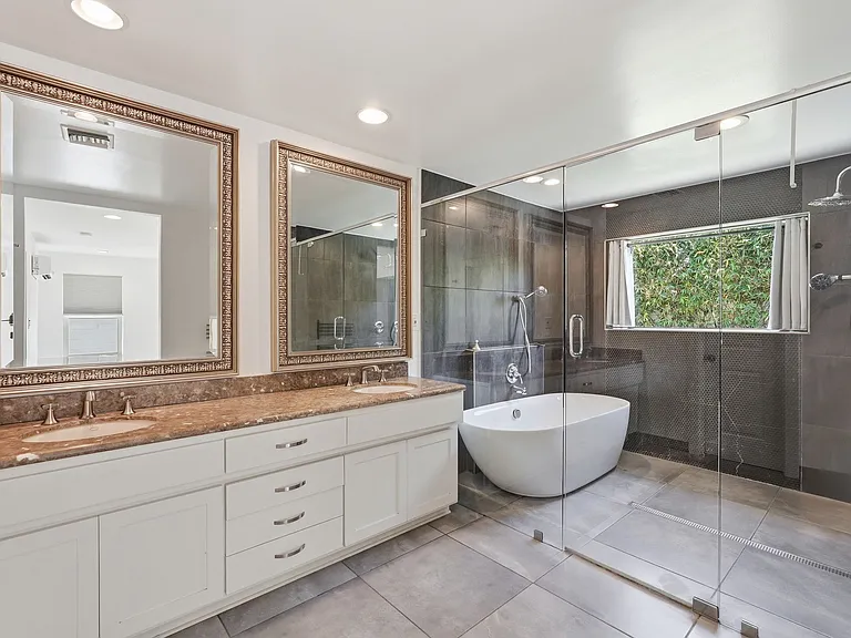 2525 E Minnezona Ave — Photo 15