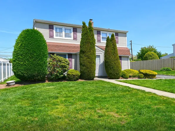 30 Castle Lane, Levittown, NY 11756