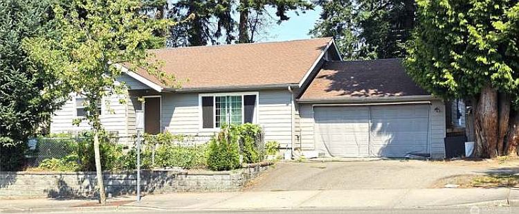 Front of Home - Offers lots of parking and lots of yard space.