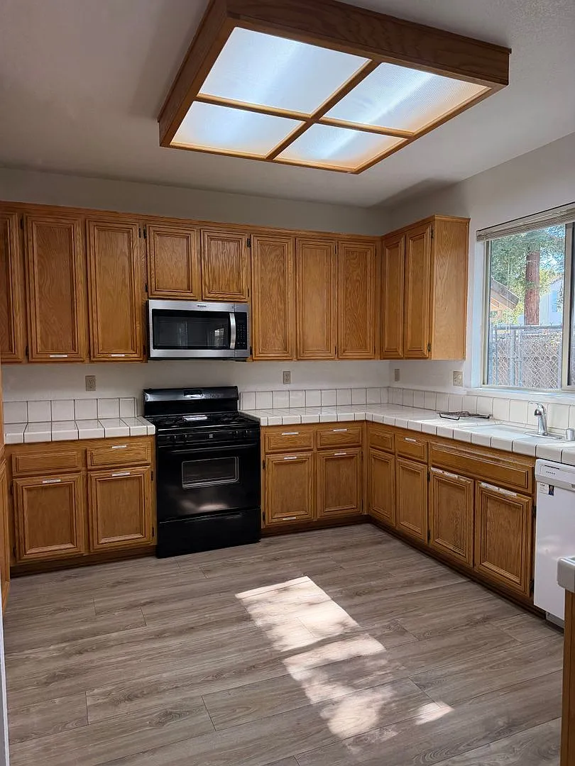 Spacious 5-Bedroom Elk Grove Home with Loft & 3-Car Garage! — Photo 4
