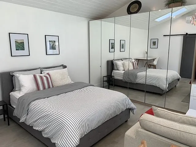 2122 Kelton Ave — Photo 6