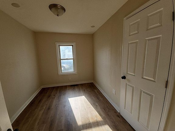 4th image of 105 Mertland Ave