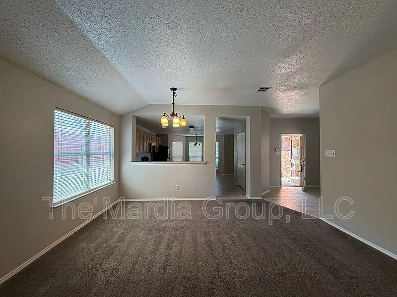 3 bed, 2.0 bath, 1814 sqft, $2,095 — Photo 4