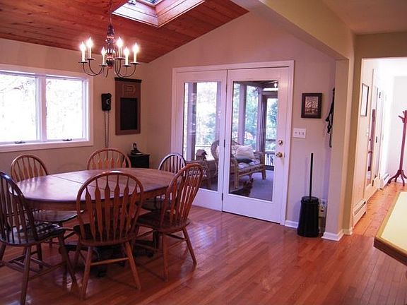 Kitchen, cathedral ceilings w/skylights