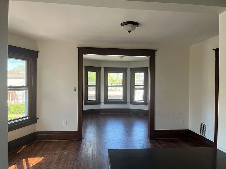 104 Helen St — Photo 3