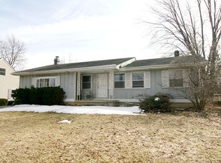 829 Cambridge Rd, South Elgin, IL 60177