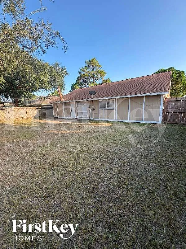 3 bed, 2.0 bath, 1600 sqft, $1,980 — Photo 3