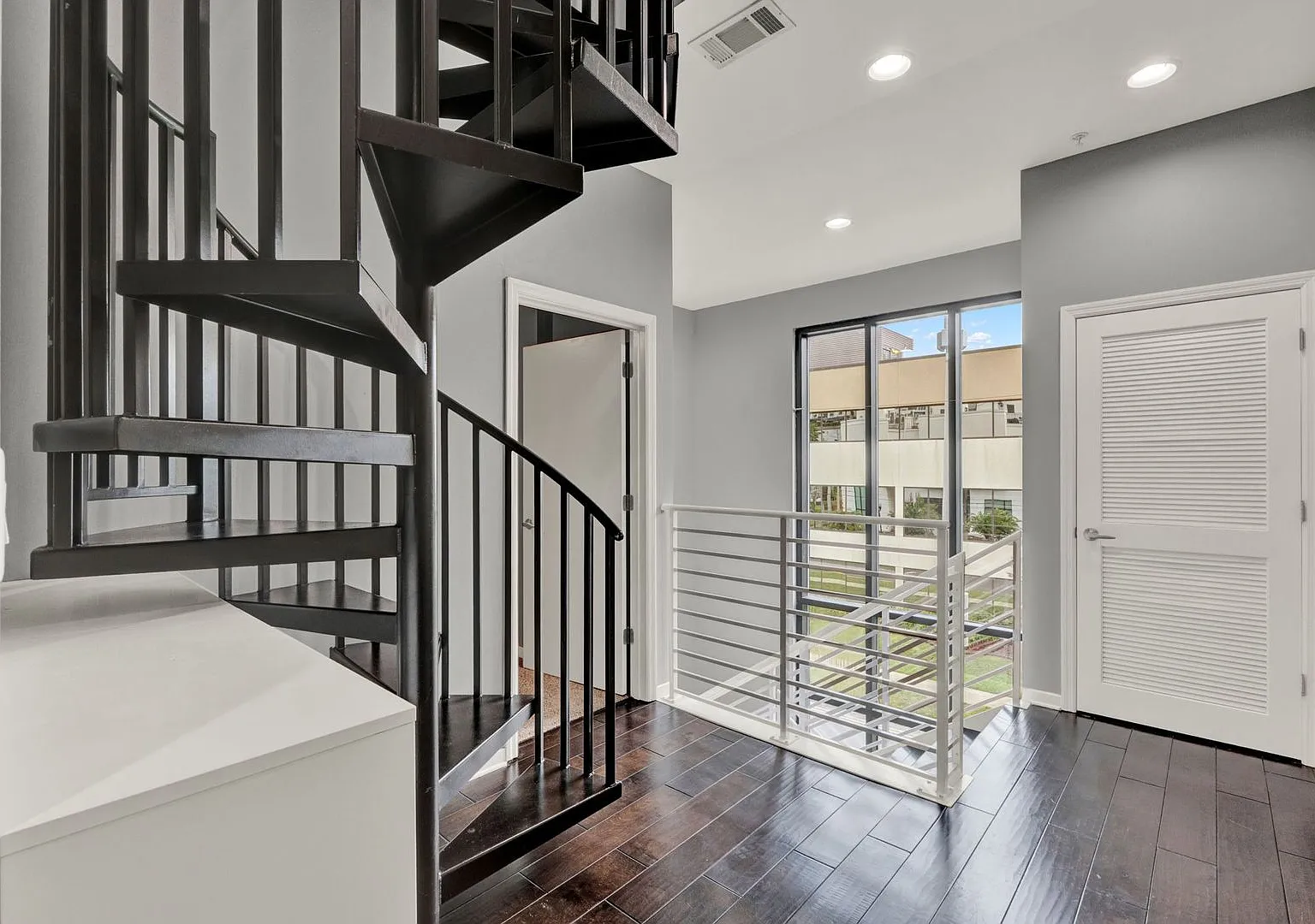 Luxury 2 Bedroom 2.5 Bath Townhome In Downtown Orlando — Photo 4
