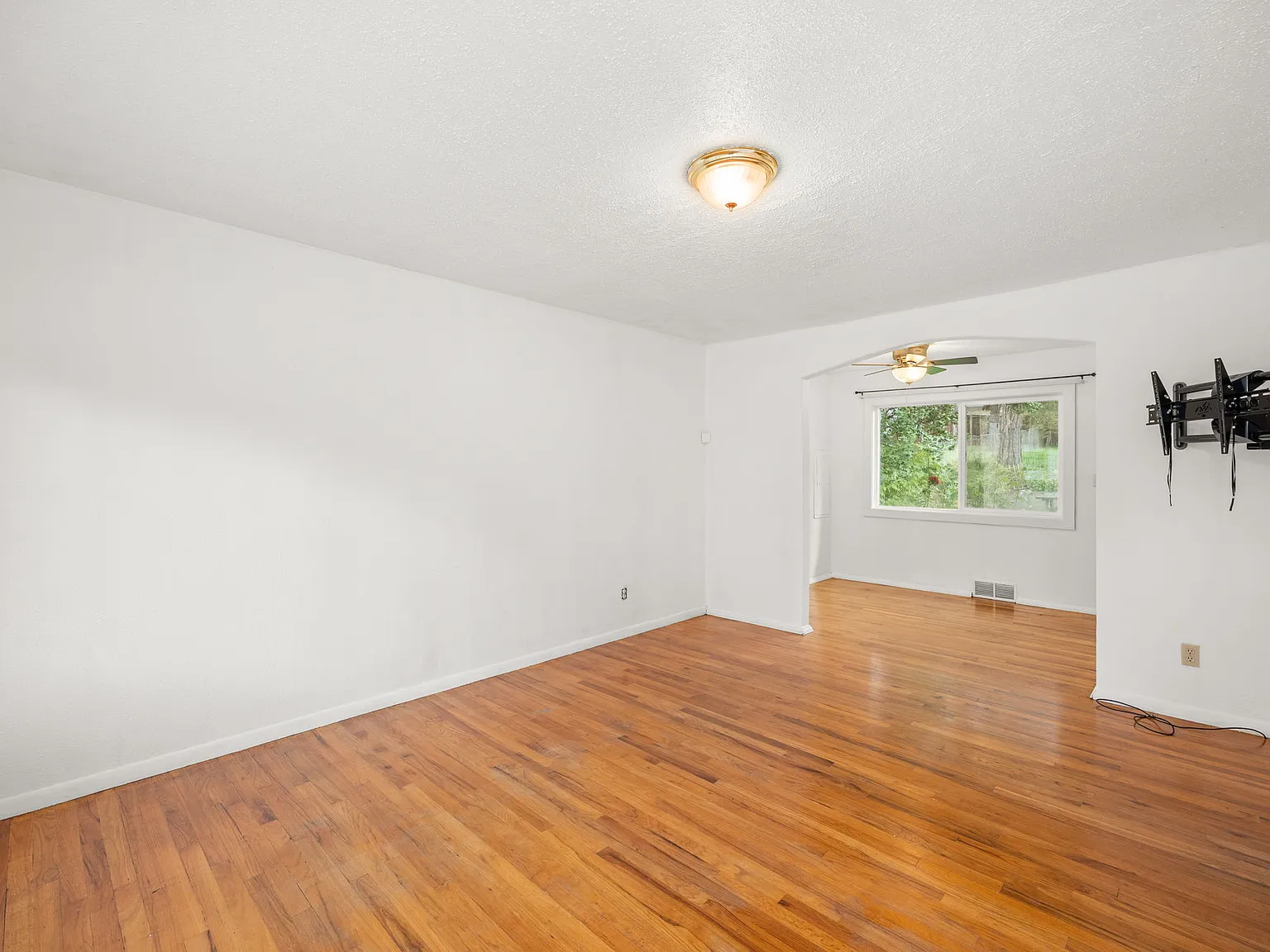4 bed, 1850 sqft, $2,400 — Photo 3
