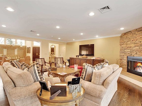 5th image of 33 Etna Ln