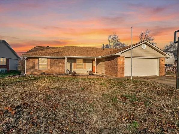 910 N 26th St, Rogers, AR 72756