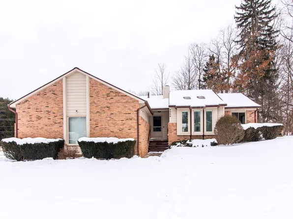 8984 S Christine Dr, Brighton, MI 48114