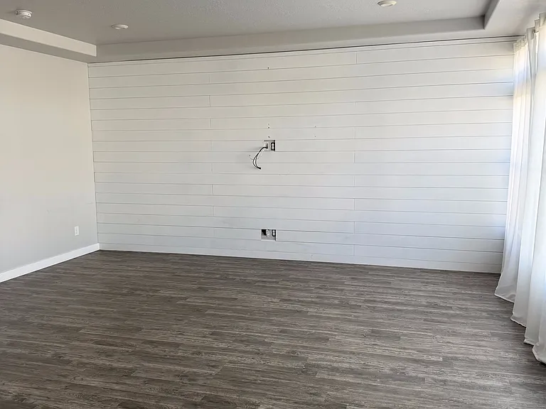 2543 N Drexler Dr — Photo 6