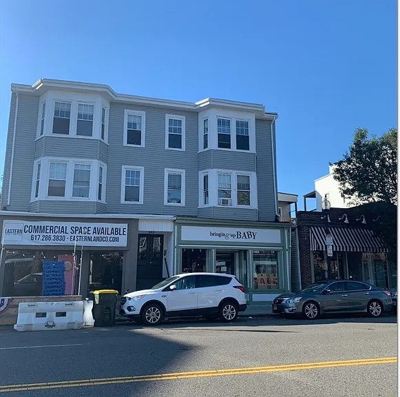 E Broadway — Photo 13