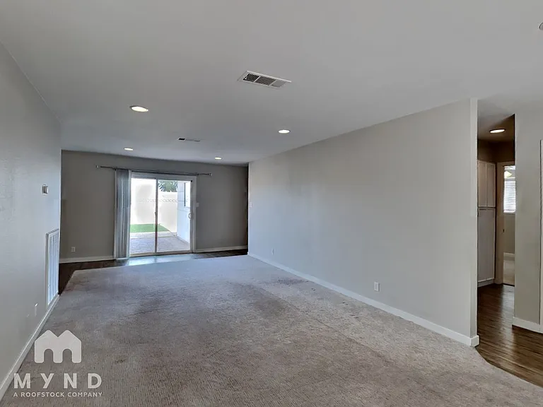 1013 James Lovell St — Photo 4