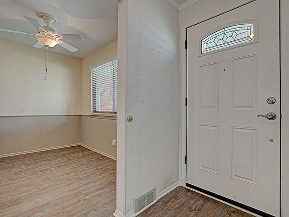 3rd image of 42138 Montroy Dr