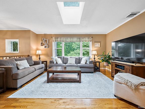 3rd image of 27 Silleck Boulevard