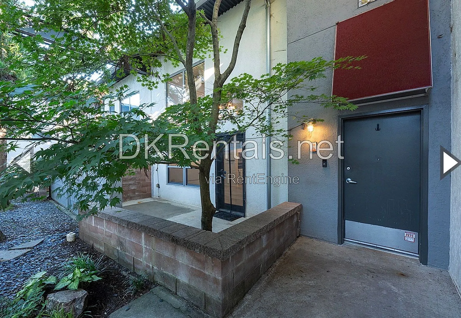 195 Arizona Ave NE — Photo 2