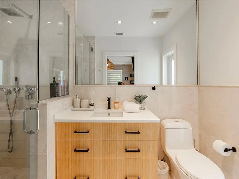 1029 Mariposa Ave — Photo 16