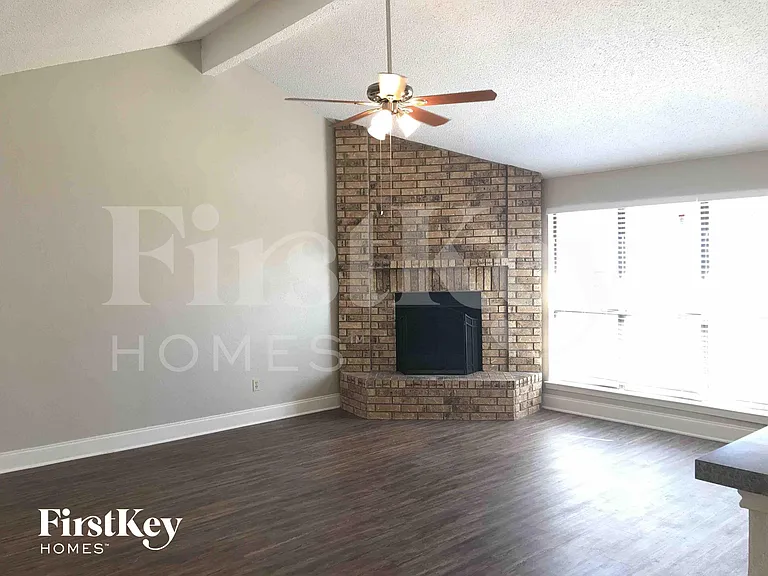 1007 Creighton Ct — Photo 2