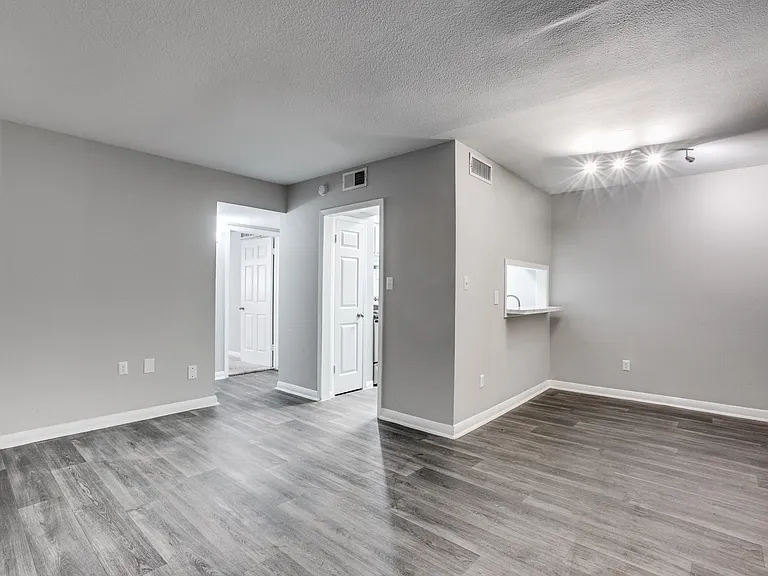 Bellaire Oaks Apartments — Photo 8