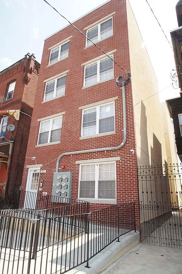 2 bed, 900 sqft, $1,300 — Photo 1