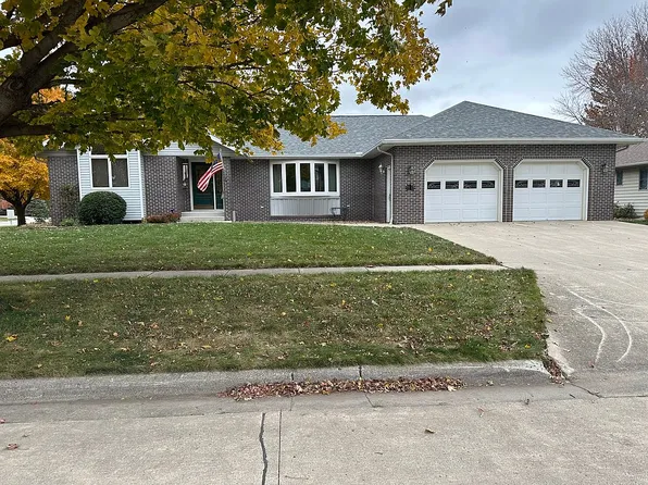 702 1st Ave NW, Britt, IA 50423