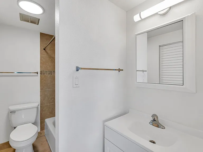 300 Holcomb — Photo 18