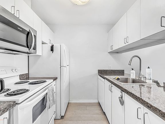 4th image of 438 Seymour St #2010