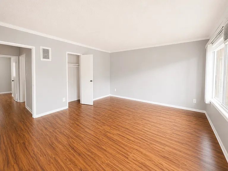 2150 N Beachwood Dr #10 — Photo 2