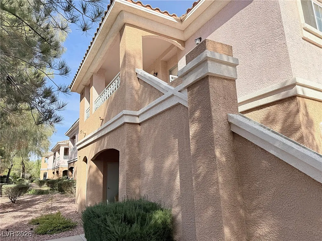 2 bed, 2.0 bath, 1186 sqft, $1,900 — Photo 2