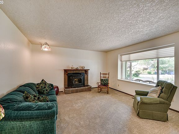 5th image of 10707 NE 37th Ct