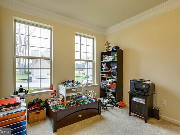 Front office/Den with plenty of natural light